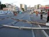 Caminhão baú derruba quatro postes em Mangabeiras