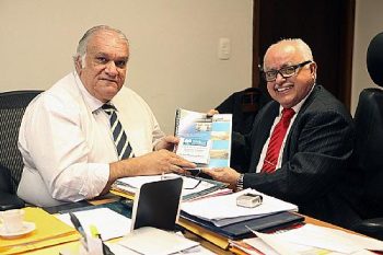 James Magalhães entrega projeto de novo regimento