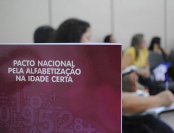 Educação: professores recebem kits do Pnaic