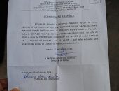 Gilvanice mostra o documento recebido na delegacia