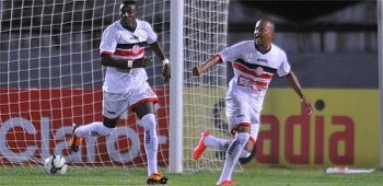 Rafael Silva(esq) e Reinaldo Alagoano comemoram o gol e a classificação do Santa Rita na Copa do Brasil