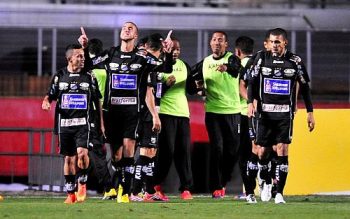 Jogadores do Bragantino comemoram gol no Morumbi