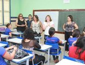 Estudantes interagem com professora norte-americana