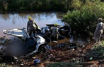 Bombeiros trabalham para retirar vítimas dos carros