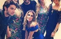 Chay Suede, Deborah Secco e Giovanna Ewbank com amigos em evento em Brasília