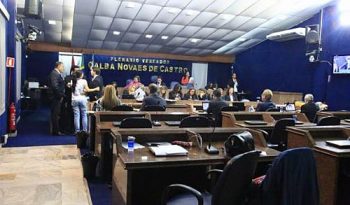 Câmara aprova adiamento da Lei Delegada