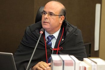 Desembargador Fernando Tourinho de Omena Souza, relator do desaforamento