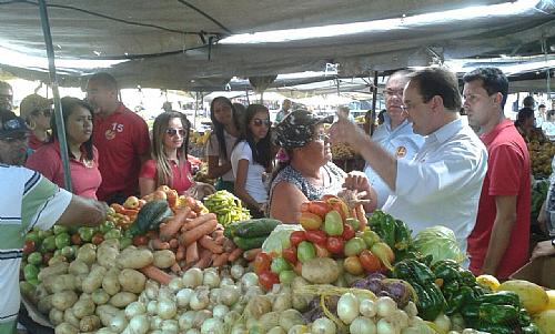 Luciano Barbosa visita Feira de Arapiraca e recebe apoio popular