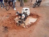 Motociclista é ‘engolido’ por buraco na periferia de Maceió