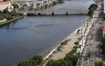 Grupo de amigas viaja e enfrenta longa fila para se despedir de Eduardo Campos