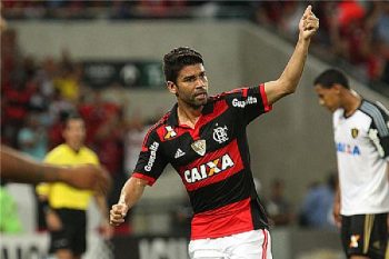 Eduardo da Silva comemora belo gol de cabeça marcado no Maracanã; vitória tira Flamengo da lanterna