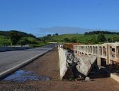 Caminhão despenca no Rio Camaragibe as margens da BR 101