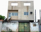 Vento destelha construção e destrói telhados de seis casas