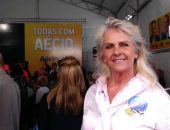 Mãe da modelo, Ione Zukauskas vota no candidato por que torce 'para que todos sejam iguais'