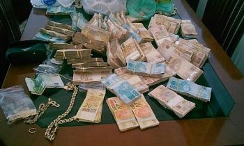 Policiais encontram R$ 280 mil em espécie na casa do major Edson. Segundo os agentes, o oficial está viajando