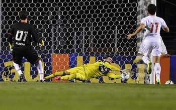 Paulo Victor defende cobrança de pênalti no início do segundo tempo de São Paulo x Flamengo, no Morumbi