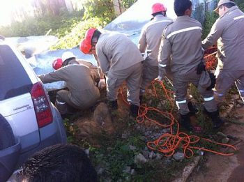 Motorista perde controle e carro cai em cacimba no interior de Alagoas