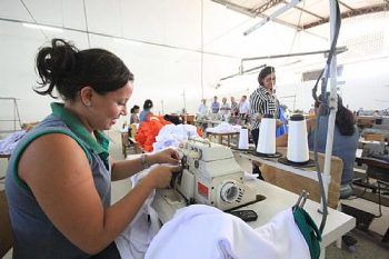 Governo entrega máquinas a costureiras de Coruripe