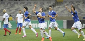 Cruzeiro enfrentou dificuldades contra o lanterna e só chegou à vitória de virada