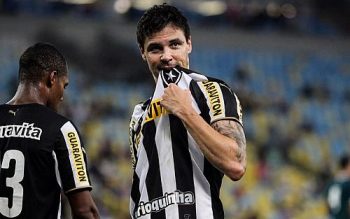 O zagueiro Bolívar fez o gol da vitória do Botafogo sobre o Goiás, no Maracanã