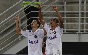 Jogadores do ABC-RN comemoram um dos gols da vitória sobre o Vasco nas oitavas de final da Copa do Brasil