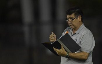 Joel Santana faz anotações na prancheta em sua estreia pelo Vasco