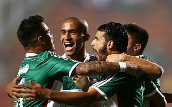 Jogadores do Palmeiras comemoram o gol de Henrique, o segundo diante do Vitória