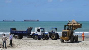 Homens e máquinas: agentes e equipamentos mobilizados para limpeza da Praia da Avenida, na foz do Riacho do Salgadinho. Foto: Fernando Coelho