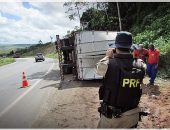 Carreta tomba e populares realizam saque na BR-101