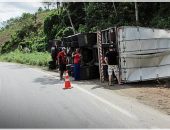 Carreta tomba e populares realizam saque na BR-101