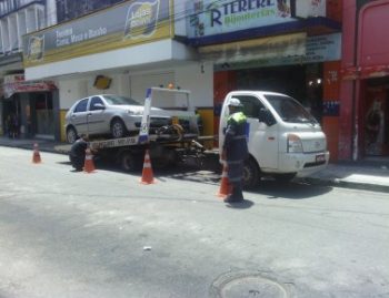 Durante ação, dois veículos foram levados pelo caminhão guincho