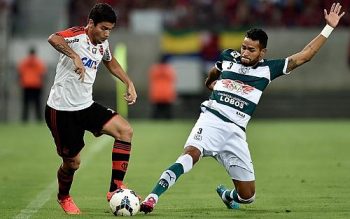 Eduardo da Silva encara a marcação de Jackson na partida entre Goiás e Flamengo