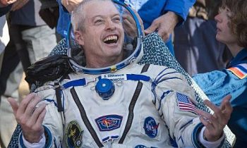 Os astronauta da Nasa Steve Swanson sorrie logo após o pouso da nave russa Soyuz TMA-12M no Cazaquistão