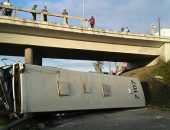 Ônibus foi atingido por um veículo do transporte complementar e caiu do viaduto na rodovia