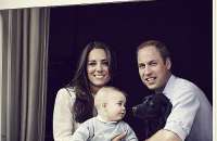 Kate, William, George e o cachorro Lupo posam no Kesington Palace, em março