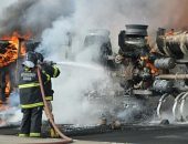 O veículo tombou na BR-116 Norte, dentro de Feira de Santana, e começou a pegar fogo