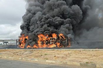 O veículo tombou na BR-116 Norte, dentro de Feira de Santana, e começou a pegar fogo