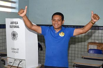 Candidato Luciano Barbosa votou na Uneal, em Arapiraca