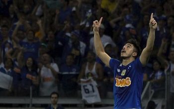 Willian comemora seu gol na vitória do Cruzeiro sobre o Santos nas semifinais da Copa do Brasil