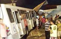 Ônibus invade residência no Barro Duro