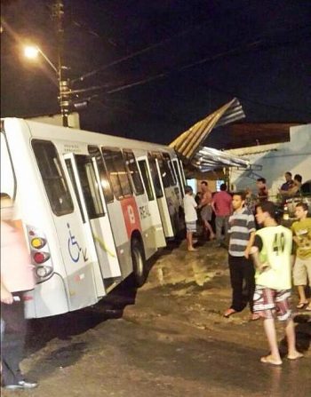 Ônibus invade residência no Barro Duro