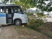 Micro-ônibus roda e colide em árvore na Durval de Góes Monteiro