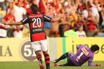 Canteros aproveitou bobeira de Fábio e Manoel para marcar o segundo gol do Flamengo no Maracanã