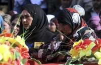 Parentes choram a morte de combatentes curdos em confronto com militantes do Estado Islâmico na província de Hasakah, Síria