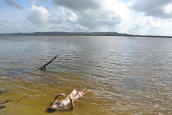 Corpo de menor de 13 anos é encontrado boiando em lagoa