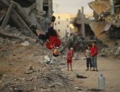 Jovem brinca de parkour em ruína de bairro devastado da Cidade de Gaza