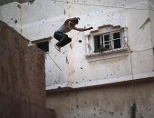 Jovem salta de muro durante corrida de parkour em Gaza