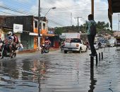 Bairro ‘submerso’: nível de rios e lagoas ainda não baixaram em Maceió