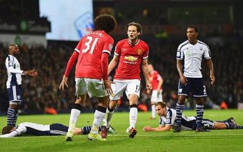 O holandês Blind comemora com Fellaini o gol de empate do Manchester United diante do West Bromwich