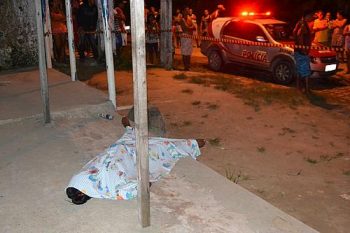 A menor foi morta com um tiro na cabeça, em Marcehal Deodoro. Outros dois ficaram feridos